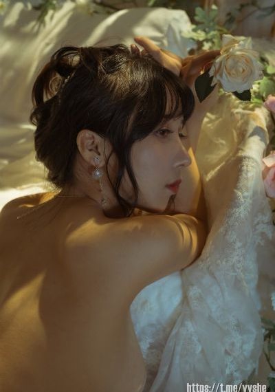 年轻的女教师在线